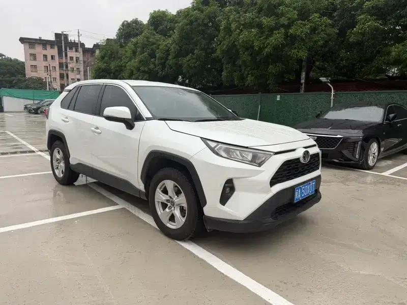 2023 RAV4 2.0L CVT 2WD Urban Edition — миниатюра 3
