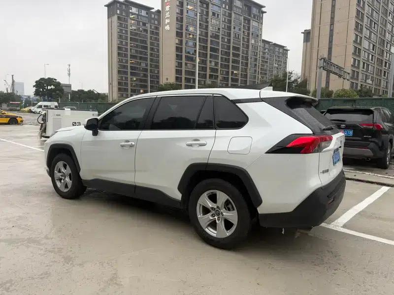 2023 RAV4 2.0L CVT 2WD Urban Edition — миниатюра 4