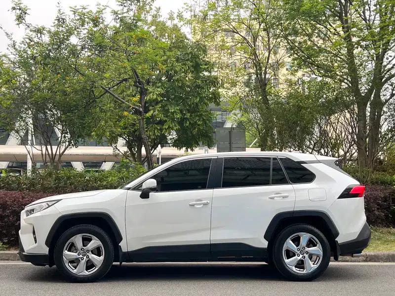 RAV4 2020 2.0L CVT 4WD Fashion Edition — миниатюра 3