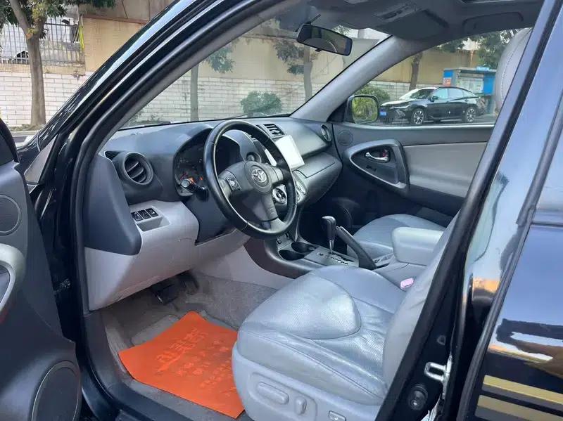 2011 RAV4 2.4L Automatic 4WD Luxury Edition — миниатюра 13