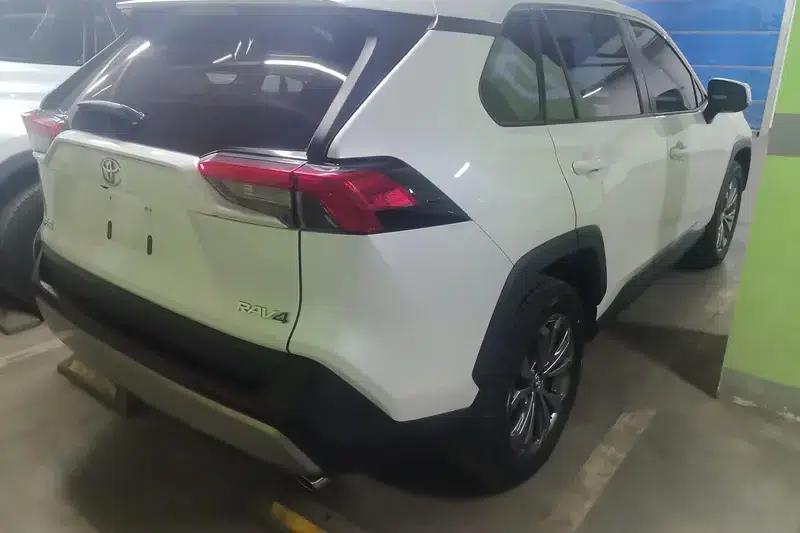 2023 RAV4 2.0L CVT 2WD Fashion Plus Edition — миниатюра 3