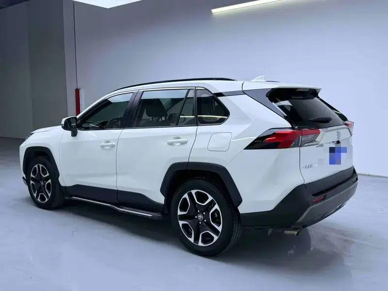 2020 RAV4 2.0L CVT 2WD Premium Edition — миниатюра 4