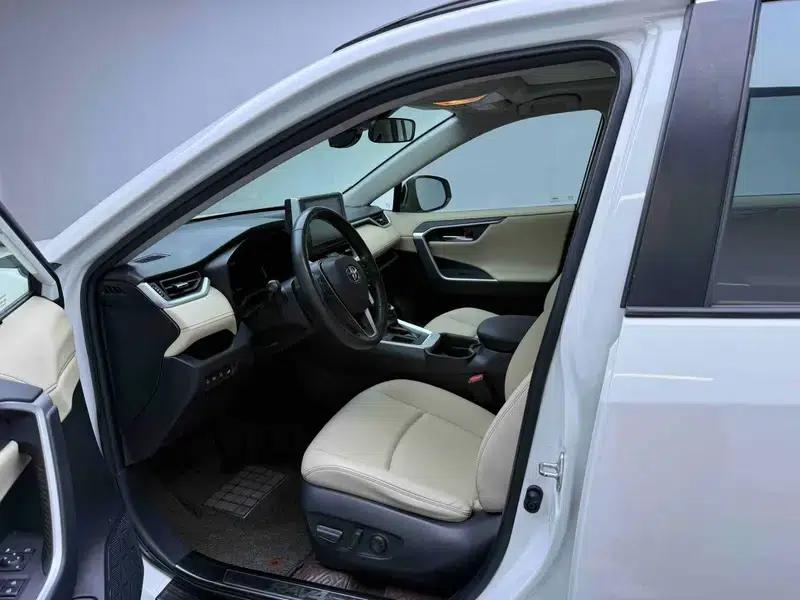 2020 RAV4 2.0L CVT 2WD Premium Edition — миниатюра 7