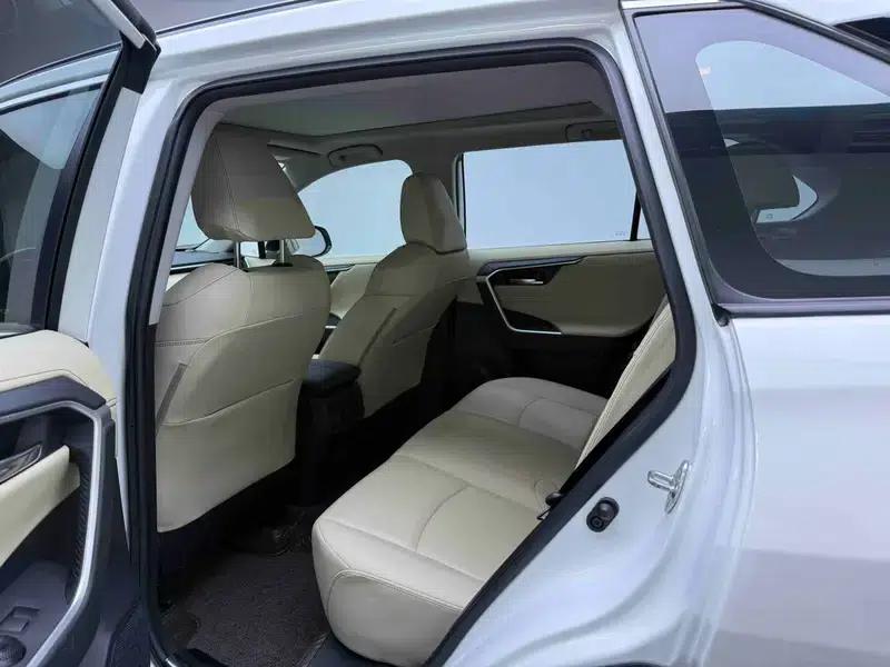 2020 RAV4 2.0L CVT 2WD Premium Edition — миниатюра 8