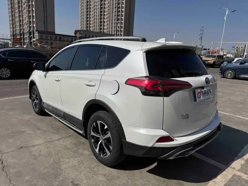 2016 RAV4 2.0L CVT 2WD Urban Edition — миниатюра 4