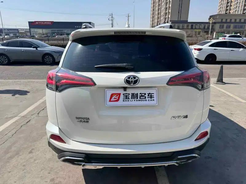 2016 RAV4 2.0L CVT 2WD Urban Edition — миниатюра 5