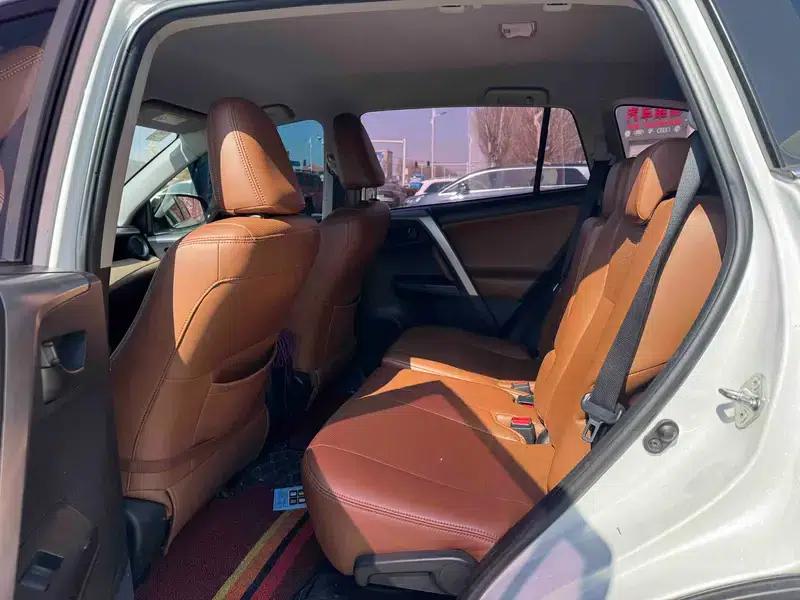 2016 RAV4 2.0L CVT 2WD Urban Edition — миниатюра 9