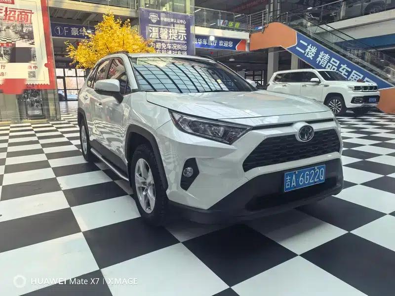 2021 Toyota RAV4 2.0L CVT 2WD Urban Edition — миниатюра 3