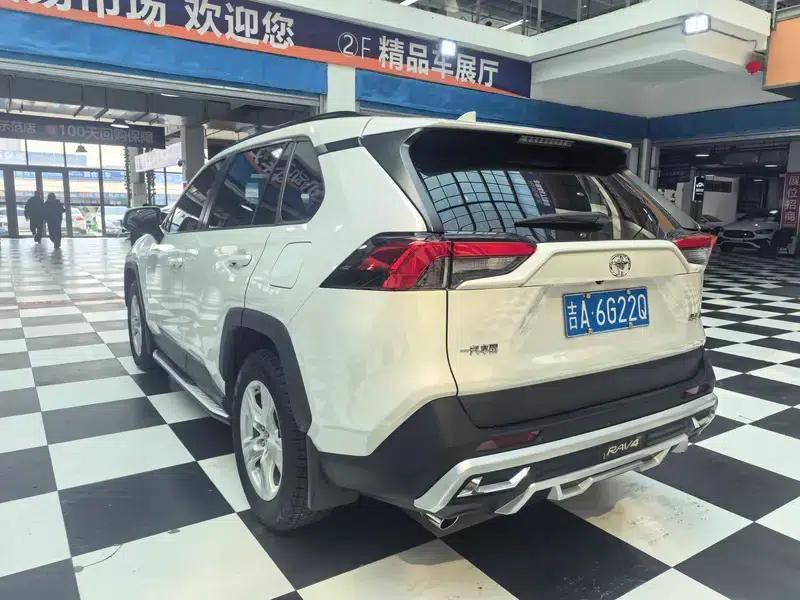 2021 Toyota RAV4 2.0L CVT 2WD Urban Edition — миниатюра 4