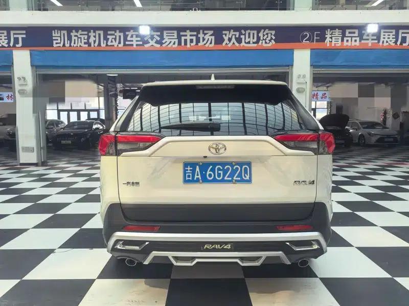 2021 Toyota RAV4 2.0L CVT 2WD Urban Edition — миниатюра 5