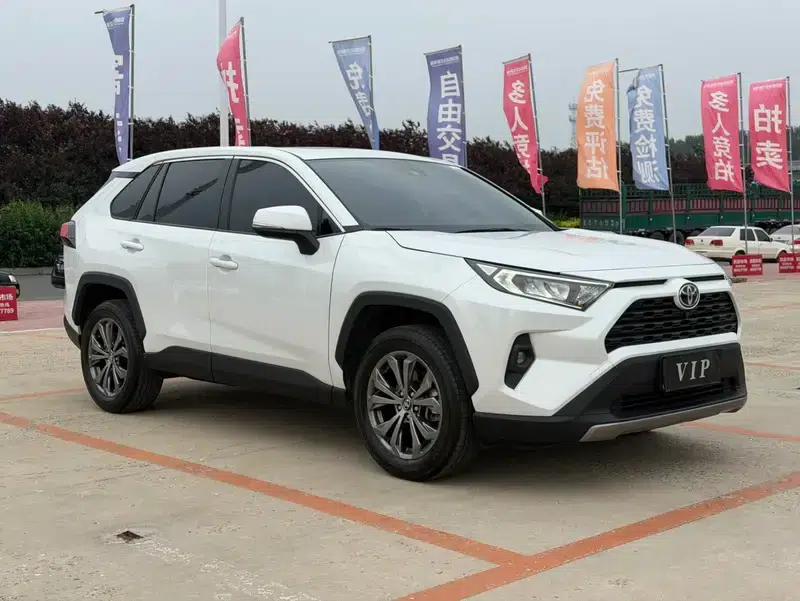 2024 RAV4 2.0L CVT 2WD Fashion Edition — миниатюра 3