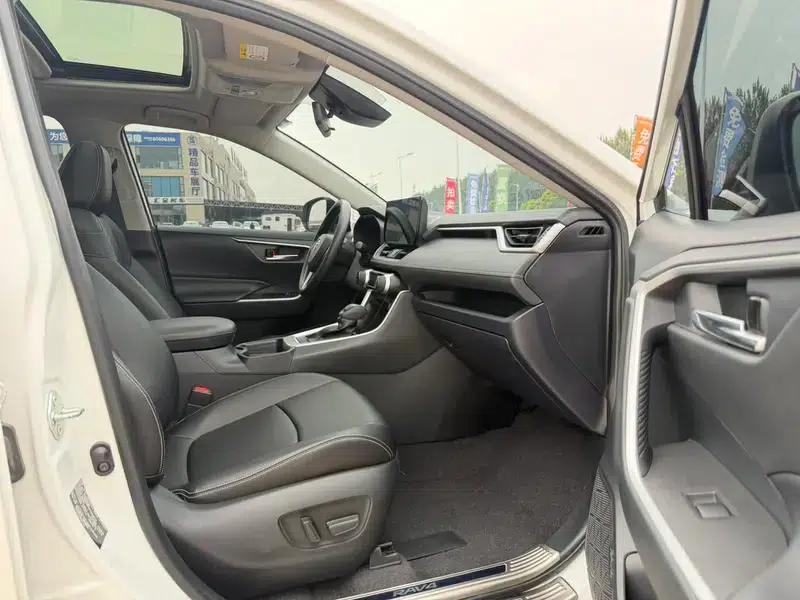 2024 RAV4 2.0L CVT 2WD Fashion Edition — миниатюра 10