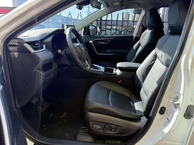 2020 RAV4 2.0L CVT 4WD Premium Edition — миниатюра 8