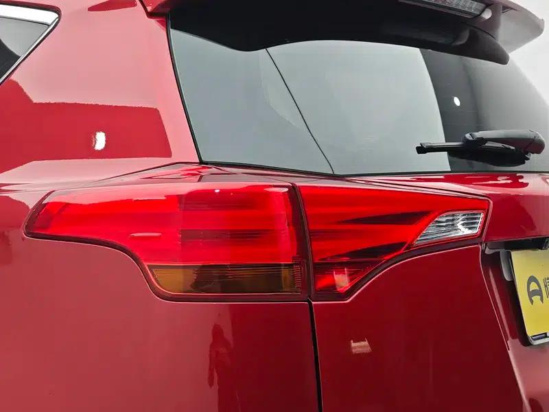 2013 RAV4 2.0L CVT 2WD Urban Edition — миниатюра 13