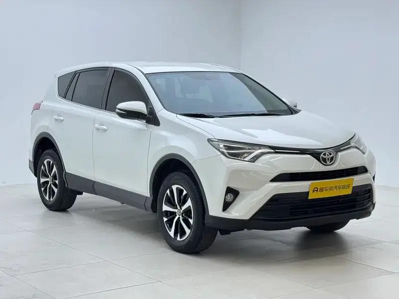 2016 RAV4 2.0L CVT 2WD Urban Edition — миниатюра 3