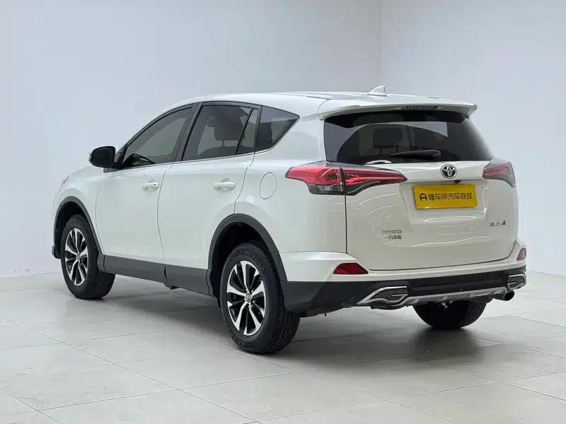 2016 RAV4 2.0L CVT 2WD Urban Edition — миниатюра 5