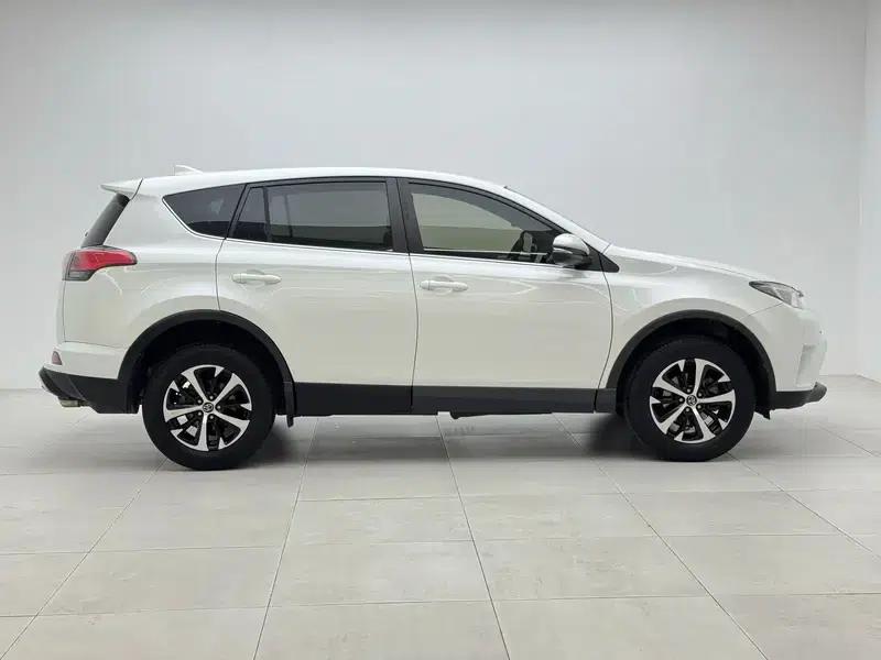 2016 RAV4 2.0L CVT 2WD Urban Edition — миниатюра 8