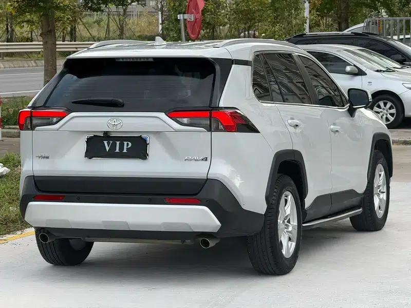 2020 RAV4 2.0L CVT 2WD Urban Edition — миниатюра 4