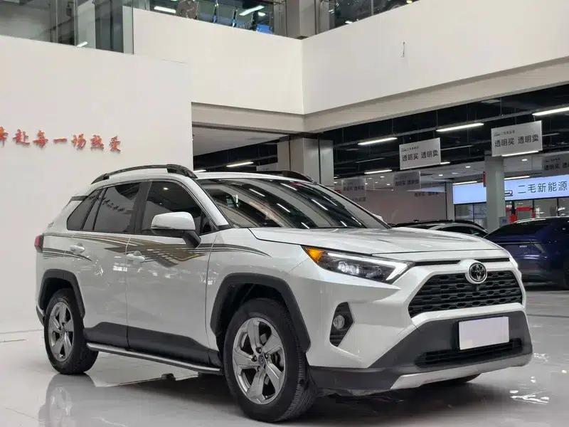 RAV4 2021 2.0L CVT 4WD Fashion Edition — миниатюра 3
