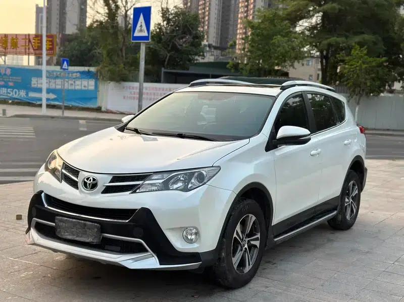 2015 RAV4 2.0L CVT 2WD Fashion Edition — миниатюра 1