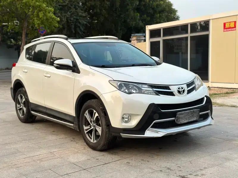 2015 RAV4 2.0L CVT 2WD Fashion Edition — миниатюра 3