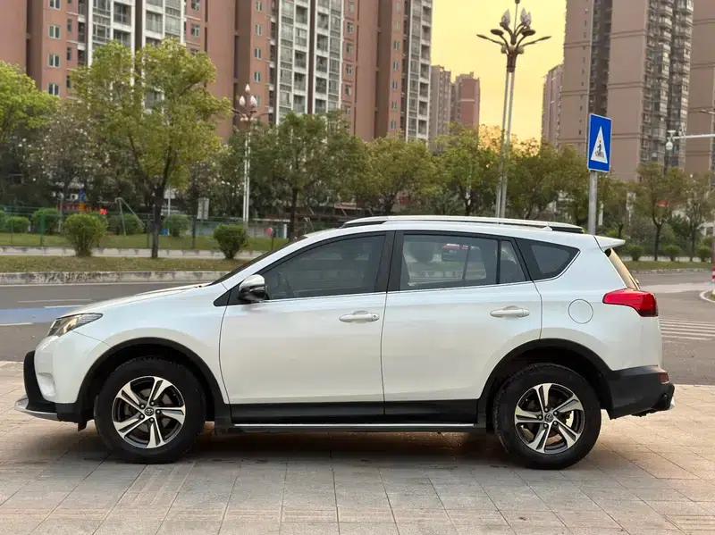 2015 RAV4 2.0L CVT 2WD Fashion Edition — миниатюра 4