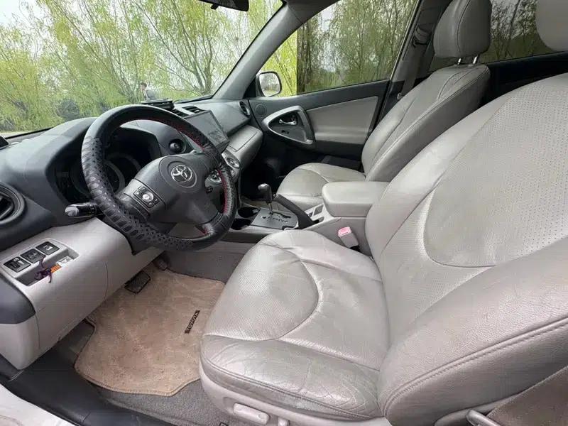 2010 RAV4 2.4L Automatic Luxury Upgrade Edition — миниатюра 8