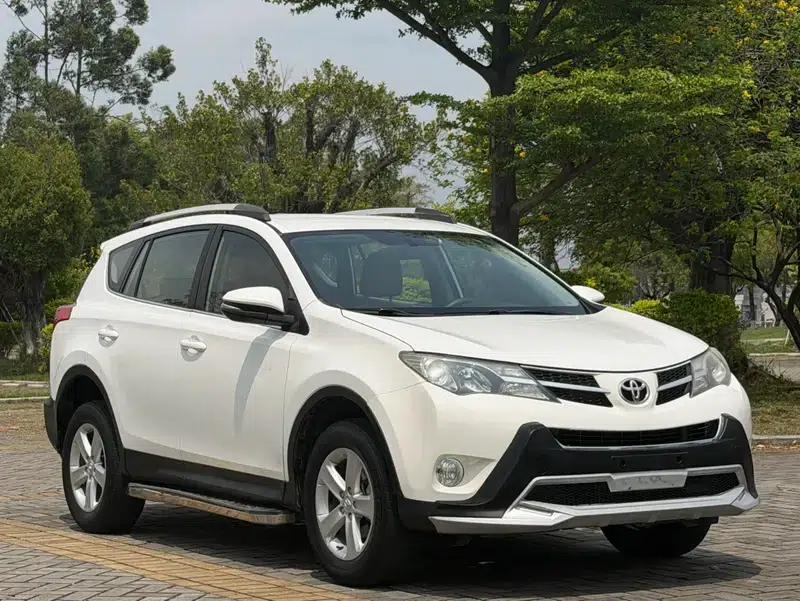 2013 RAV4 2.0L CVT 2WD Urban Edition — миниатюра 3