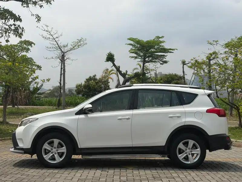 2013 RAV4 2.0L CVT 2WD Urban Edition — миниатюра 4