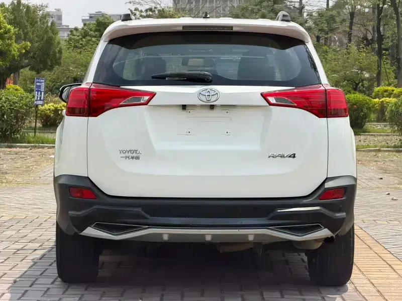 2013 RAV4 2.0L CVT 2WD Urban Edition — миниатюра 6