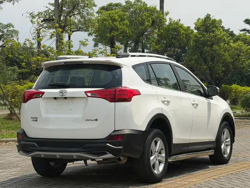 2013 RAV4 2.0L CVT 2WD Urban Edition — миниатюра 7