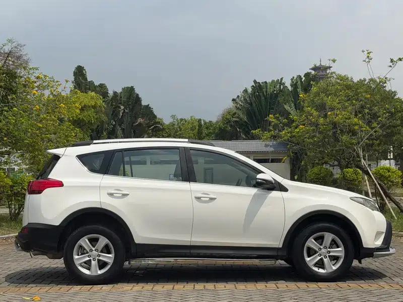 2013 RAV4 2.0L CVT 2WD Urban Edition — миниатюра 8