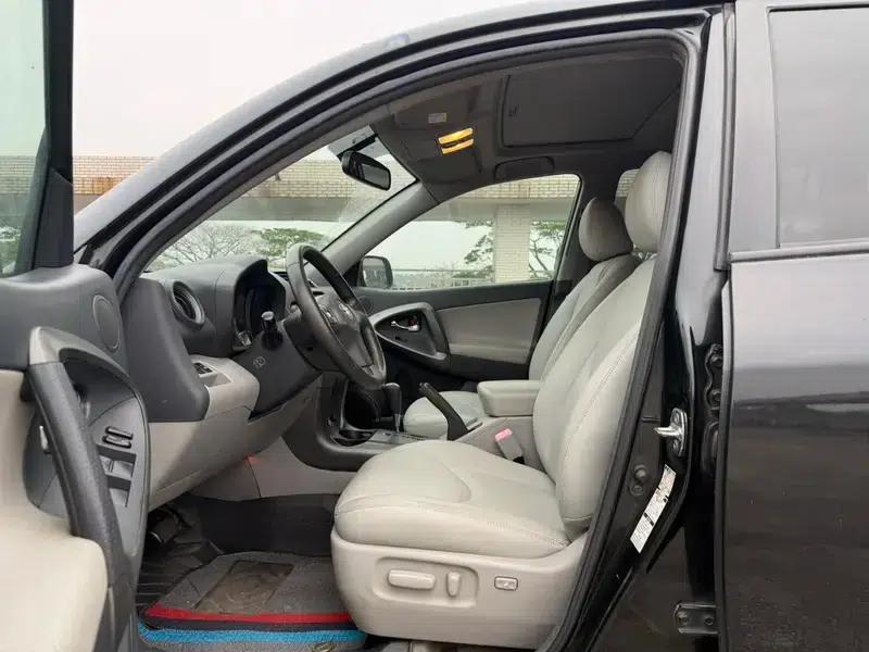 2010 RAV4 2.4L Automatic Luxury Upgrade Edition — миниатюра 13