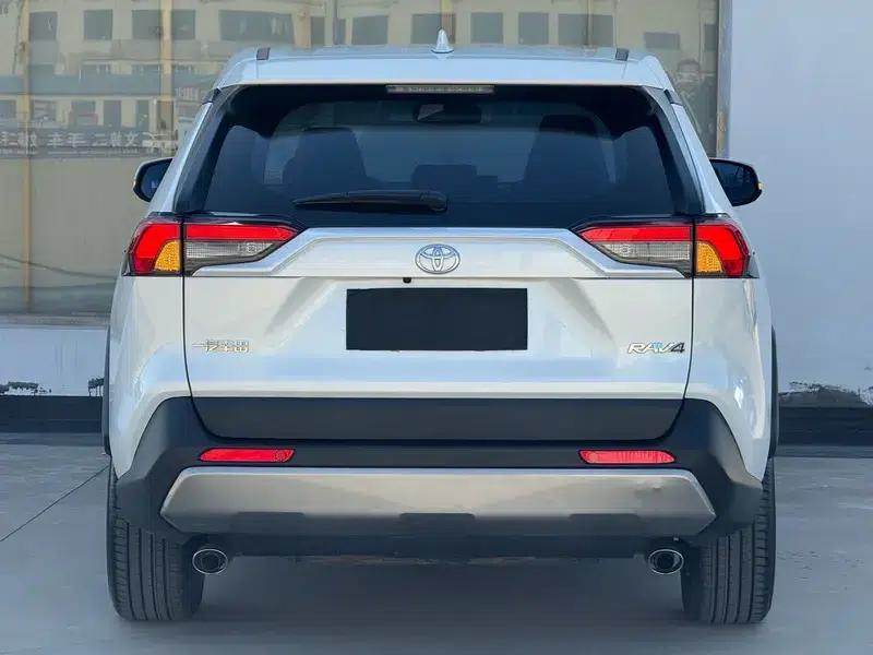 2023 RAV4 2.0L CVT 2WD Urban Edition — миниатюра 3