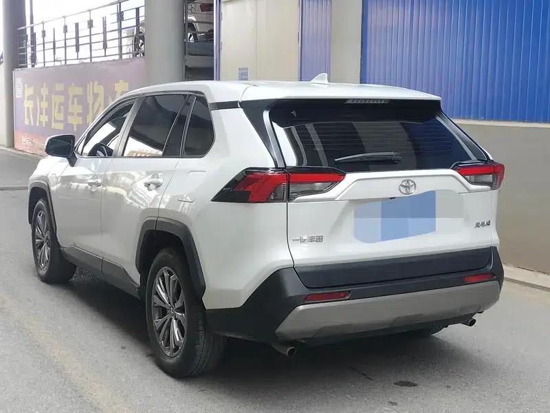 2023 RAV4 2.0L CVT 2WD 20th Anniversary Platinum Edition — миниатюра 5