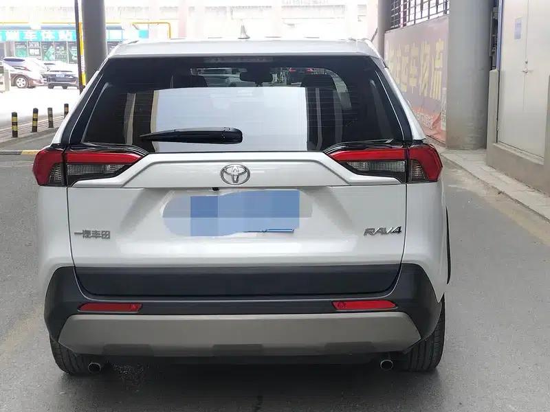 2023 RAV4 2.0L CVT 2WD 20th Anniversary Platinum Edition — миниатюра 6