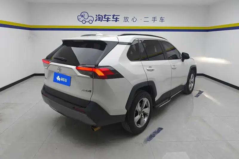 RAV4 2020 2.0L CVT 2WD Fashion Edition — миниатюра 3