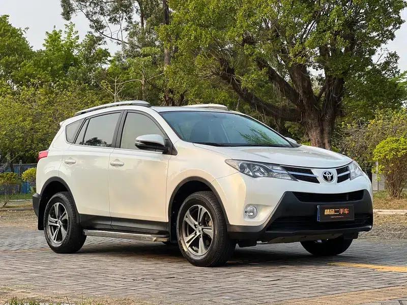 2015 RAV4 2.0L CVT 2WD Fashion Edition — миниатюра 3