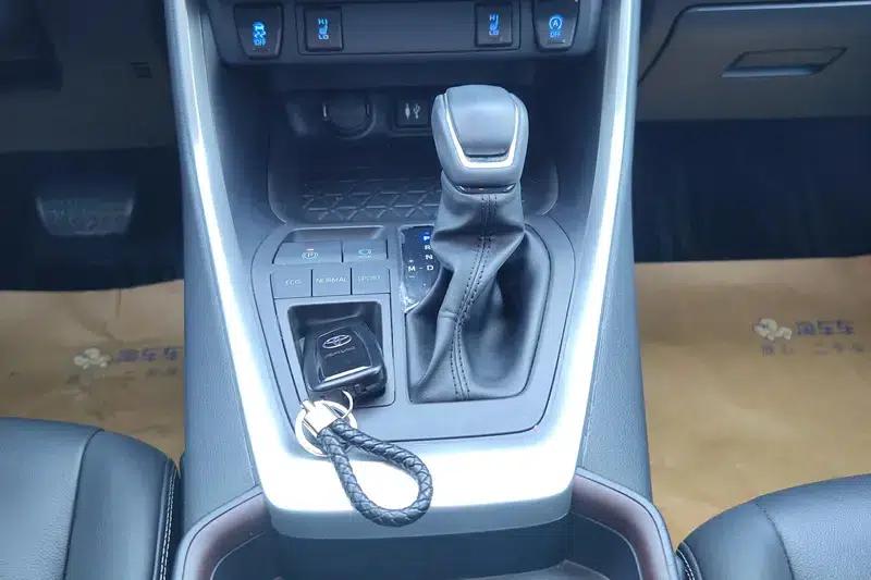 2022 RAV4 2.0L CVT 2WD Fashion Plus Edition — миниатюра 13