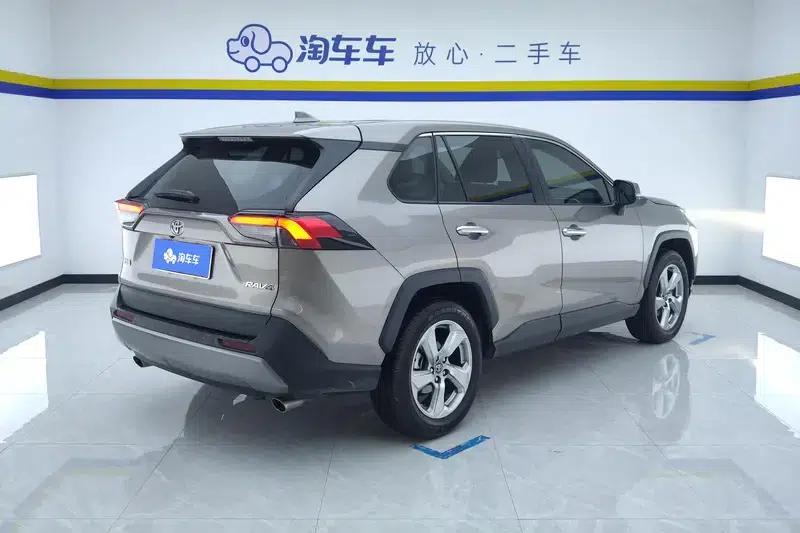 2022 RAV4 2.0L CVT 2WD Fashion Plus Edition — миниатюра 3