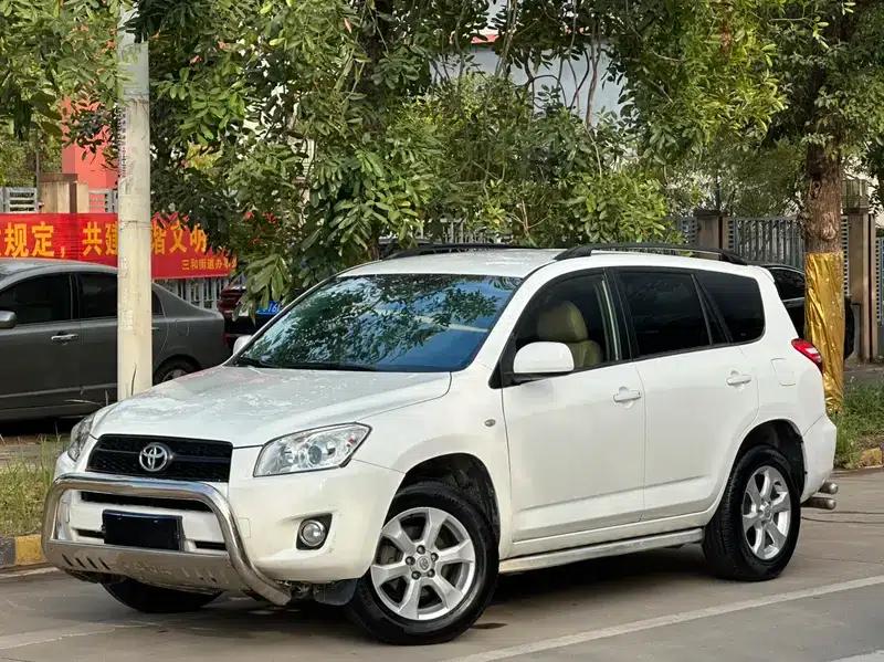 2013 RAV4 2.0L CVT 2WD Urban Edition — миниатюра 1