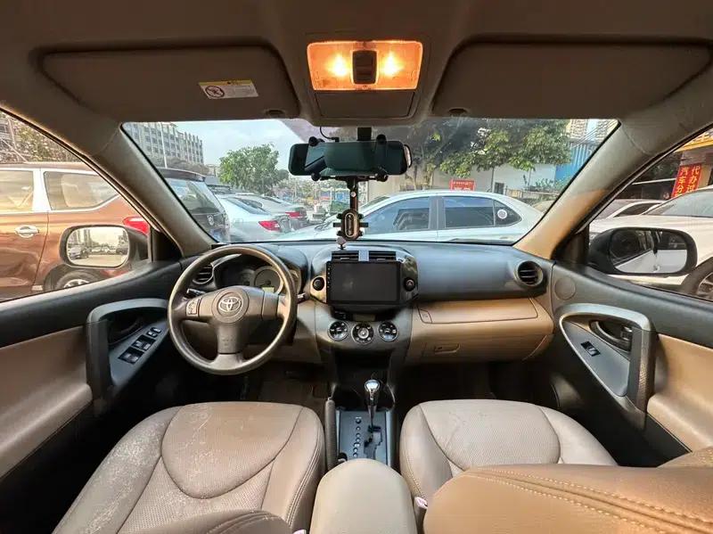 2013 RAV4 2.0L CVT 2WD Urban Edition — миниатюра 14