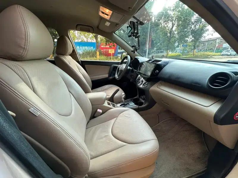2013 RAV4 2.0L CVT 2WD Urban Edition — миниатюра 17