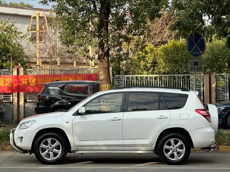 2013 RAV4 2.0L CVT 2WD Urban Edition — миниатюра 4