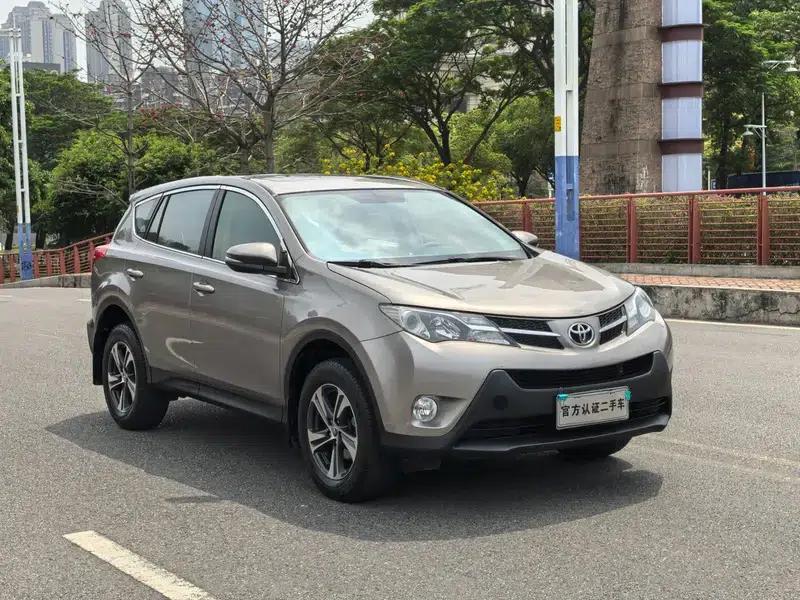 2015 RAV4 2.0L CVT 2WD Fashion Edition — миниатюра 3
