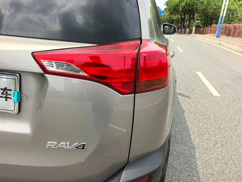 2015 RAV4 2.0L CVT 2WD Fashion Edition — миниатюра 9