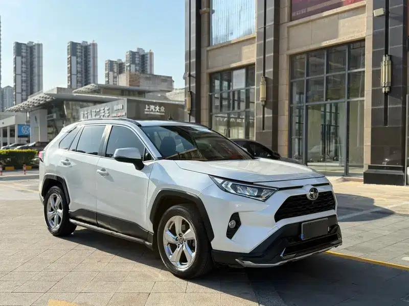 RAV4 2020 2.0L CVT 2WD Fashion Edition — миниатюра 3