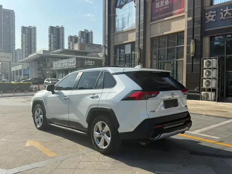 RAV4 2020 2.0L CVT 2WD Fashion Edition — миниатюра 4