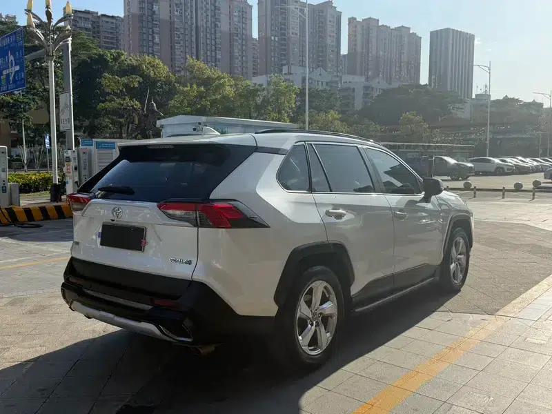 RAV4 2020 2.0L CVT 2WD Fashion Edition — миниатюра 5