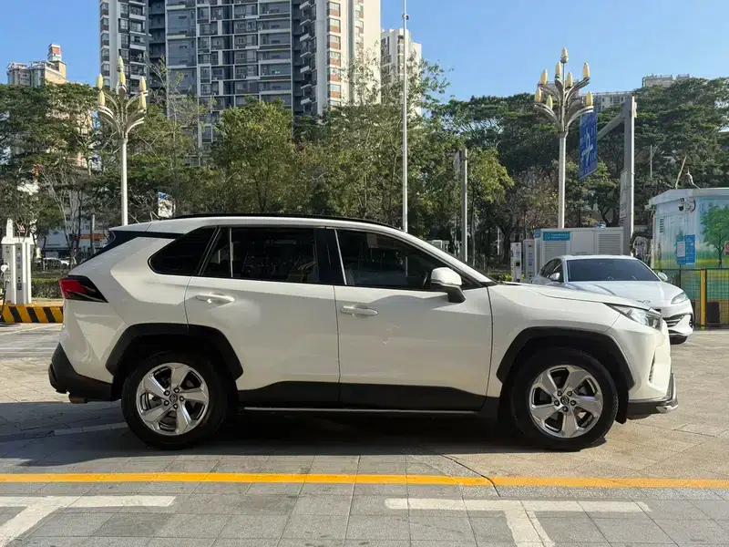 RAV4 2020 2.0L CVT 2WD Fashion Edition — миниатюра 6